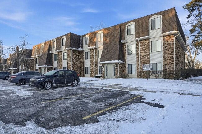 Building Photo - 209 W Ct of Shorewood