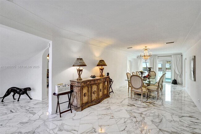 Building Photo - 2889 NE 35th St