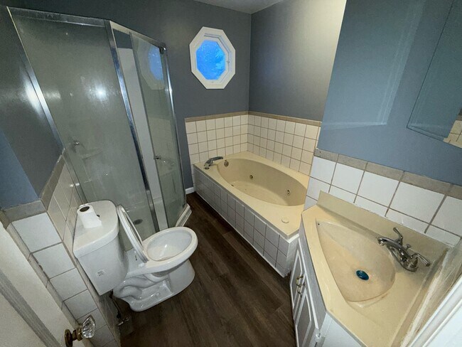 Building Photo - 2103 Willowrow Ave NE