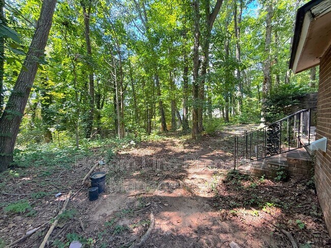 Building Photo - 628 Camrose Dr