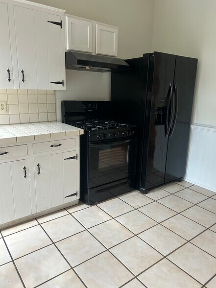 Gas stove and refrigerator with water , ice on the door - 611 S 3rd St