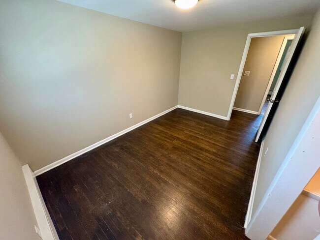 Building Photo - 3 Bedroom ~ Clintonville
