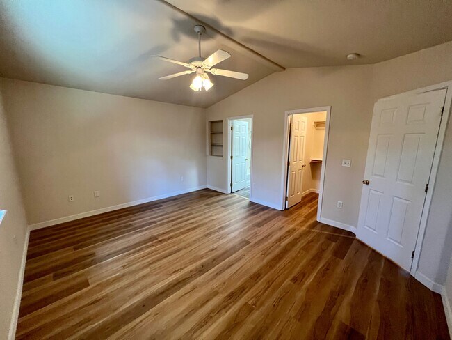 Building Photo - 2524 Parkwood Village Ln