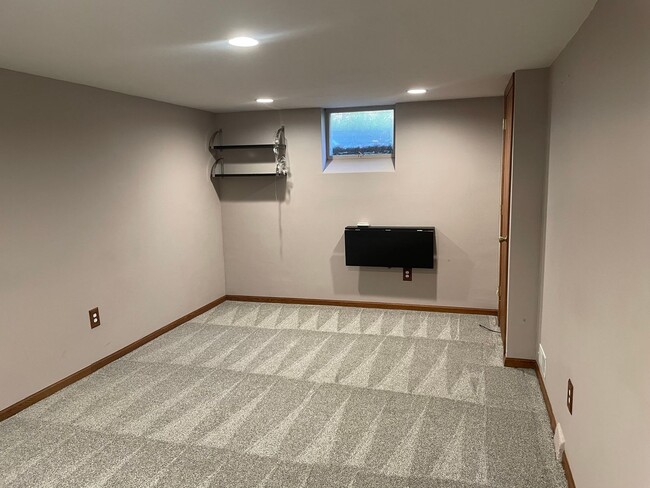 Building Photo - Charming Bungalow Available - Walk To Sout...