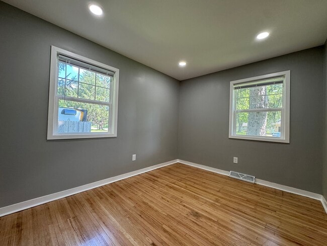 Building Photo - Stunning 5 Bedroom 2 Bathroom Home + Den i...