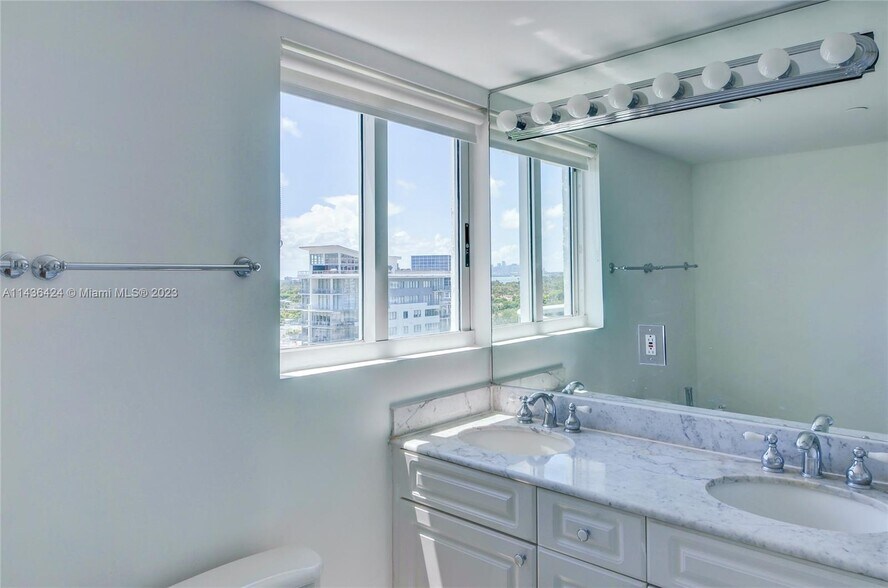 Building Photo - 5900 Collins Ave