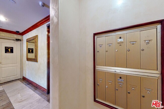 Building Photo - 353 S Reeves Dr