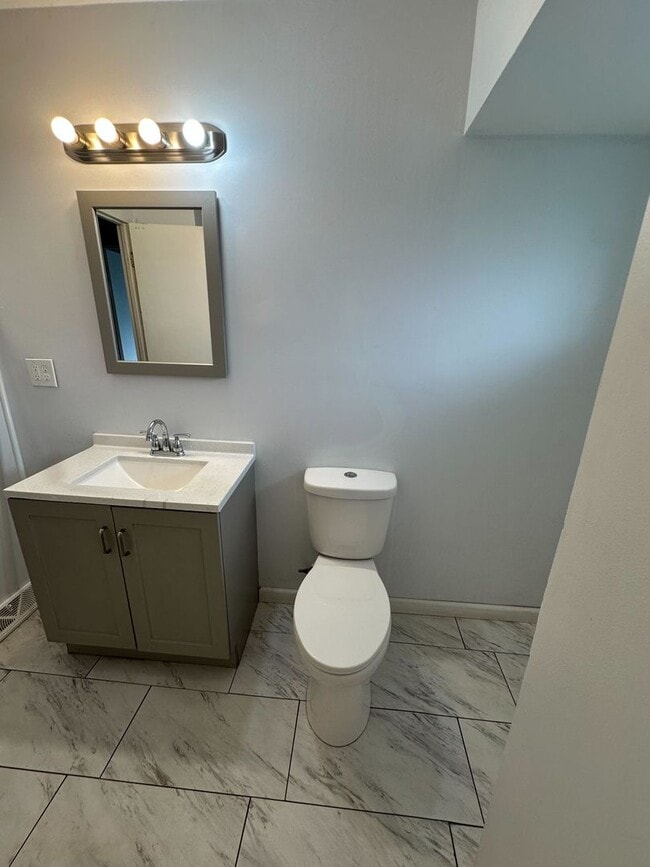 Building Photo - Discover this newly renovated 3-bedroom, 1.5-bath home in Euclid