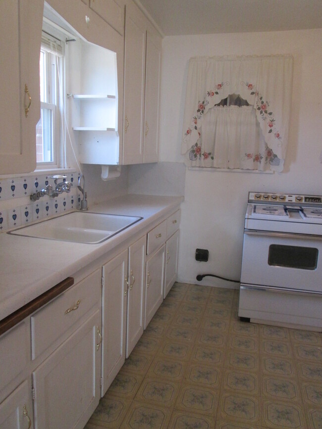 Building Photo - NOB HILL 2 bedroom 1 Bath 1271/SF UTILITIE...
