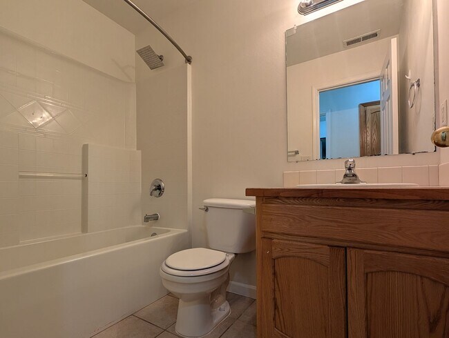 Building Photo - Great 3 Bedroom, 2-Bath Home With 2 Separate Living Rooms!