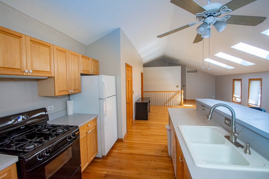 Vaulted ceilings throughout - 131 Washington St