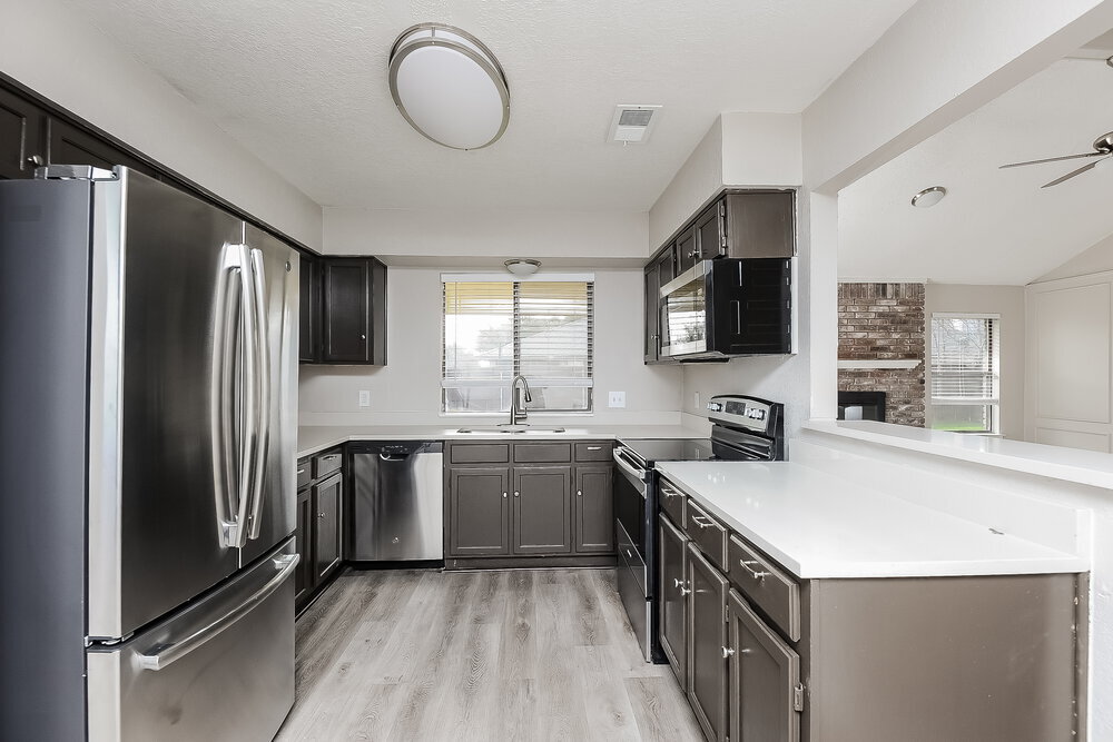 Building Photo - 2609 S Meadow Dr