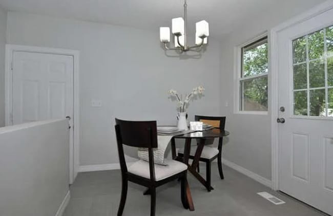 Building Photo - 4 Bedroom/ 2 Bathroom house in Midvale