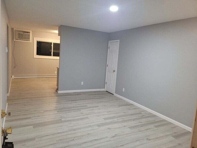 Building Photo - 1433 E Walnut St