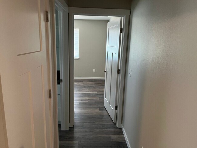 Building Photo - Country quiet, brand new house