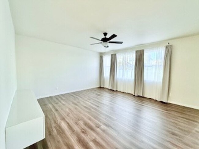 Building Photo - MODERN TWO STORY 3 BED/2.5 BATH WITH FENCE...