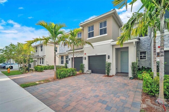 Building Photo - 142 SW 170th Ave