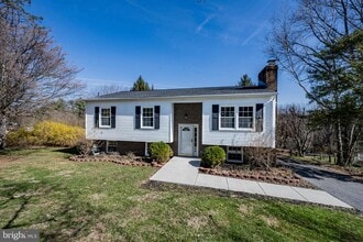 Building Photo - 2402 Raintree Ave