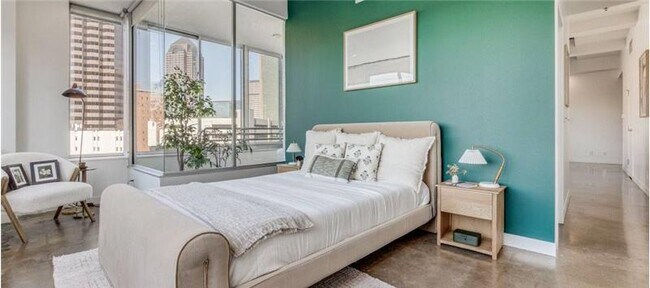 Building Photo - 301 N Akard St