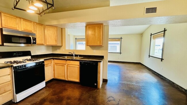 Building Photo - 5600 Mesa Ridge Rd NW