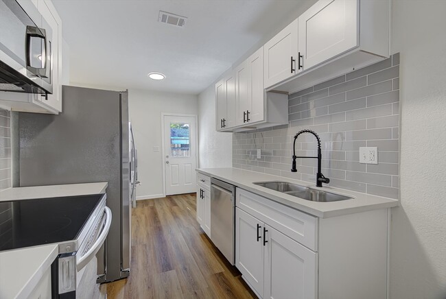 Building Photo - 6608 Avenue O