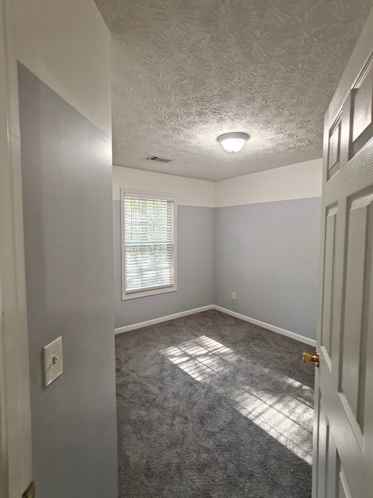 Building Photo - 5970 Grovegate Ln