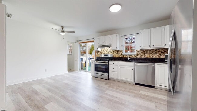 Building Photo - 450 Redwood Ave