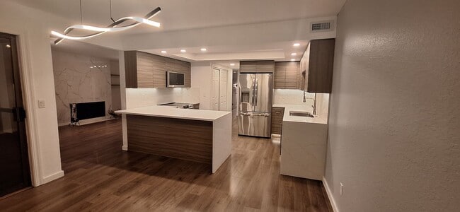 Building Photo - Luxurious 2-Bed, 2-Bath Condo with Spectacular Views and Designer Upgrades in Kirkland!!