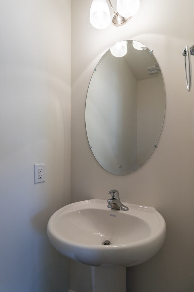 Building Photo - 4831 Birchcrest Ln