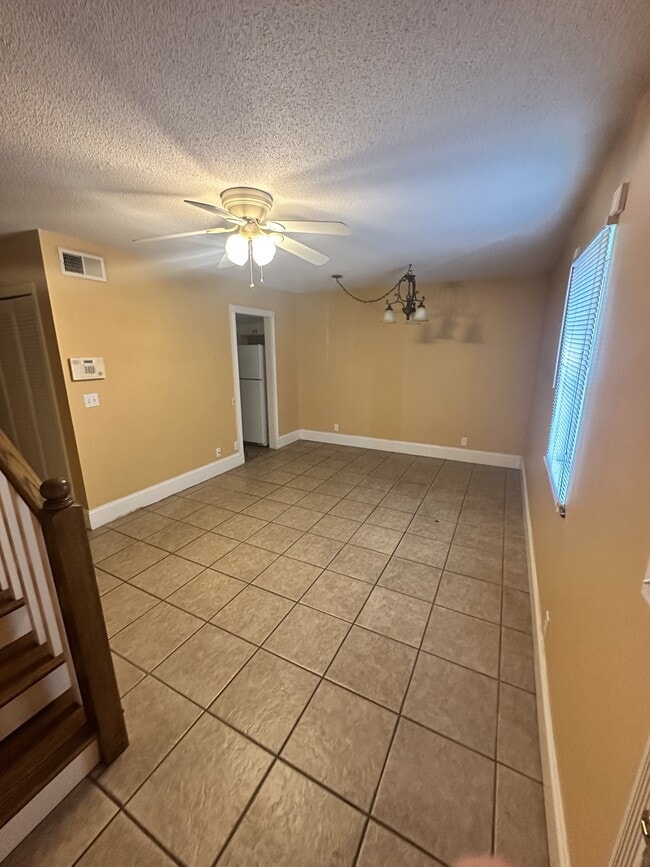 Building Photo - 108 Country Club Dr