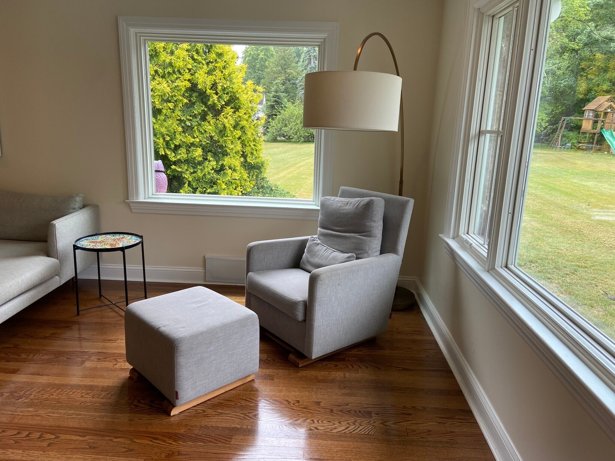 Living room with large windows towards garden - 18 Lincoln Ave