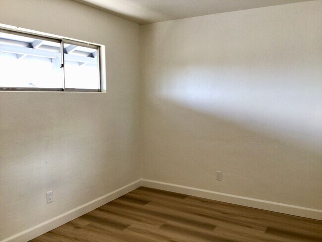 Building Photo - 2BD 1BA Apt Next to USD - Spacious Upstairs Unit, Pet Friendly, 1 Parking Space, No Carpet