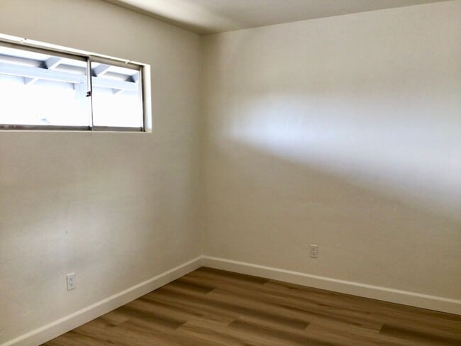 Building Photo - $300 OFF MOVE IN SPECIAL! 2BR/1BA Apartmen...
