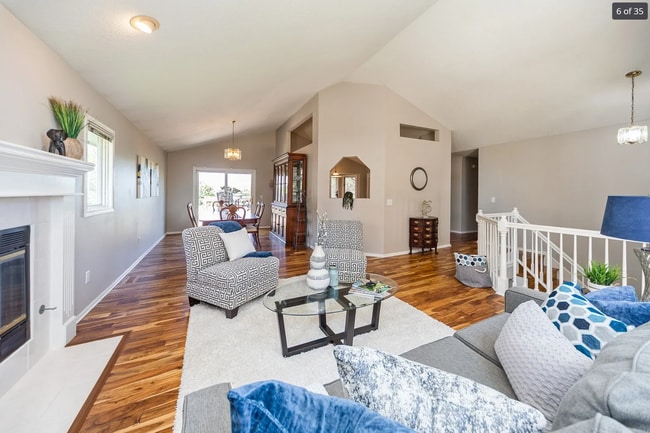 Building Photo - Desirable Clive Home with Easy Metro Access