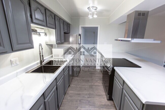 Building Photo - 111 E Manhatton Dr