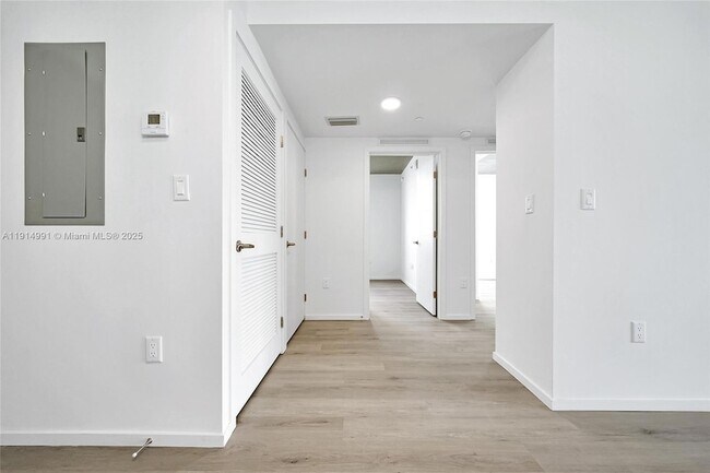 Building Photo - 475 NE 125th St