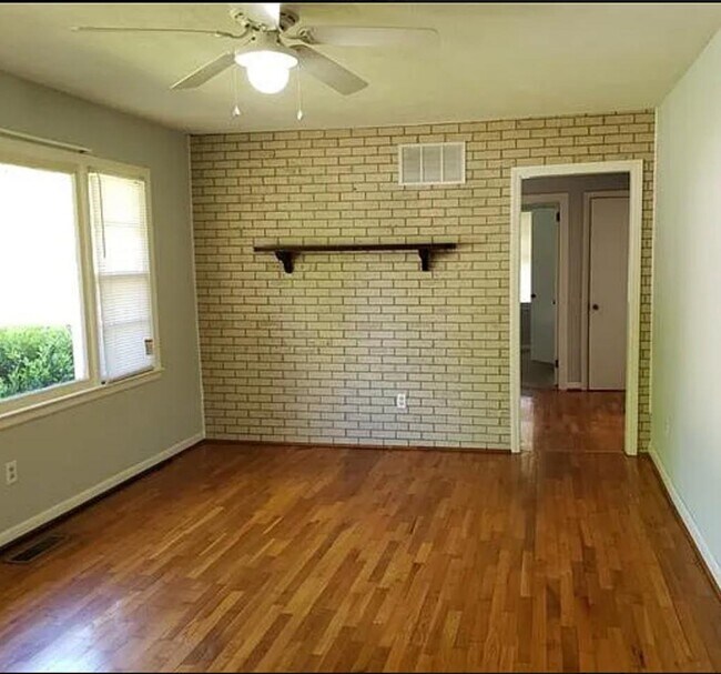 Building Photo - 215 Dixon Cir