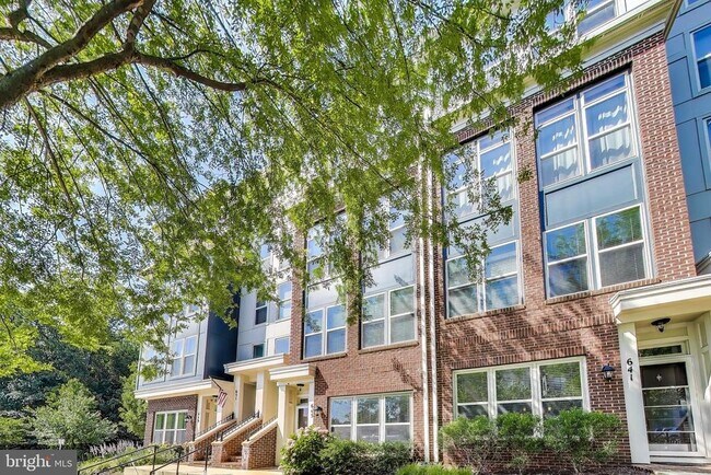 Building Photo - 645 Diamondback Dr