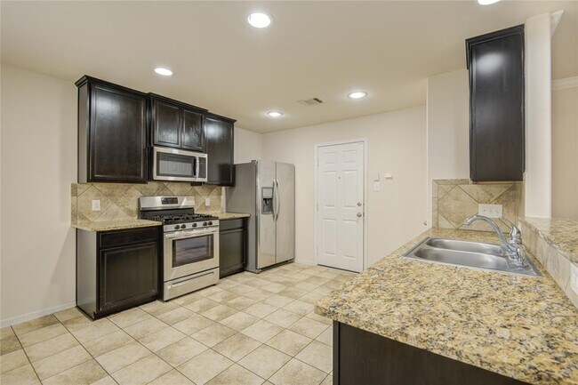 Building Photo - 2111 Denridge Dr