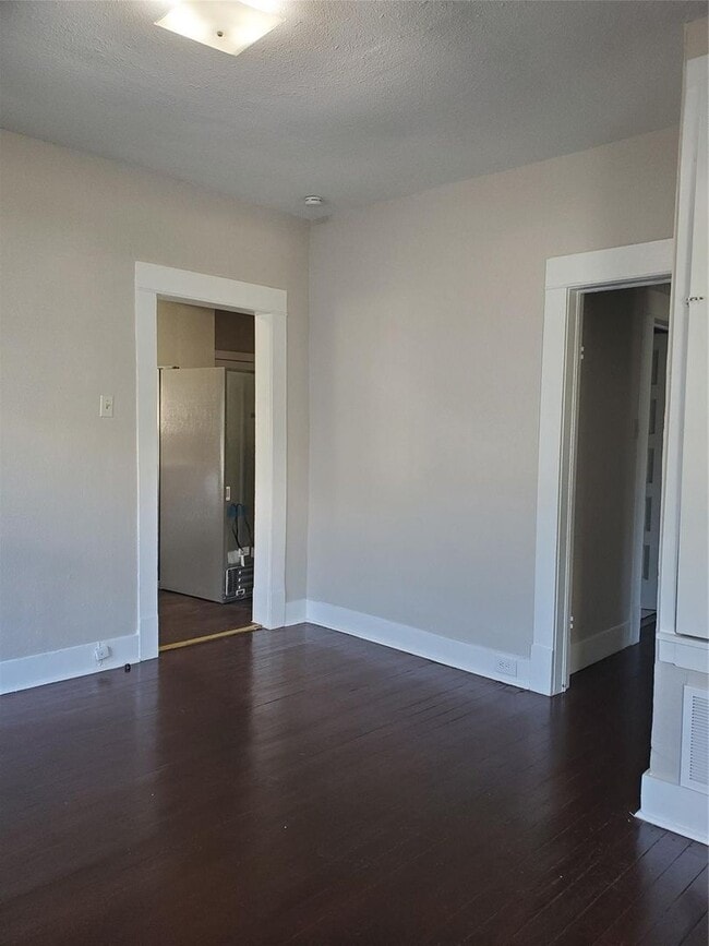 Building Photo - Spacious 3 Bed, 1 Bath Near Historic Fairmount- 76104