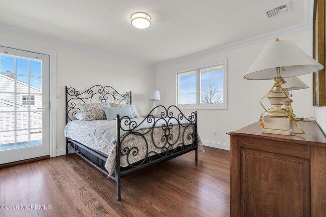 Building Photo - 606 North Blvd