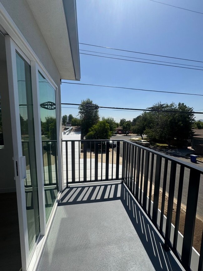 Building Photo - Spacious 1000 Sq. Ft. Second-Floor Back AD...