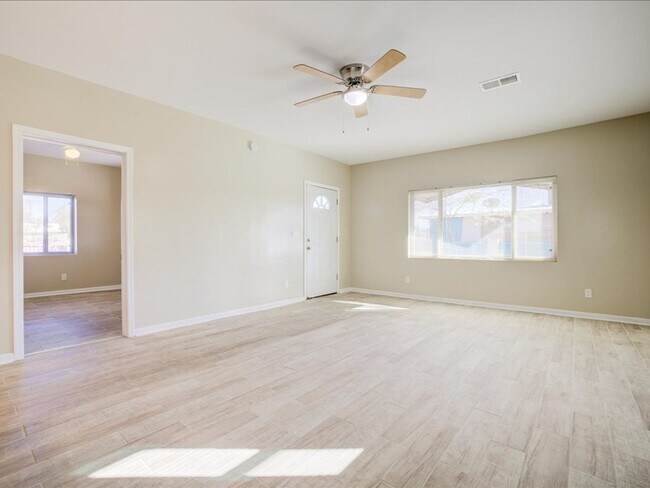 Building Photo - 1421 N Louis Ave