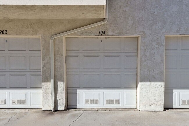 Building Photo - Talmadge : spacious 2 bed, 2 ba top floor condo