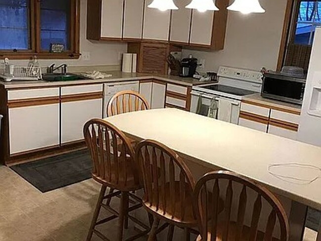 Building Photo - NEW LISTING!!! Beautiful 6 bedroom, 2 bath...