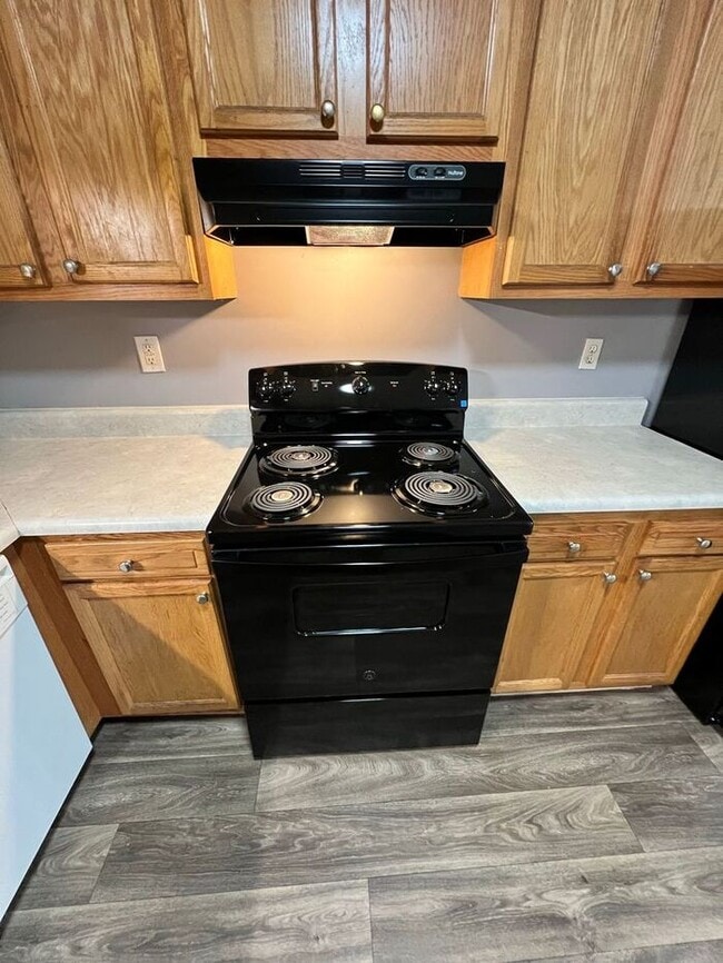 Building Photo - FINALLY a 2 bedroom 1.5 bath townhome available in Lawrenceville!