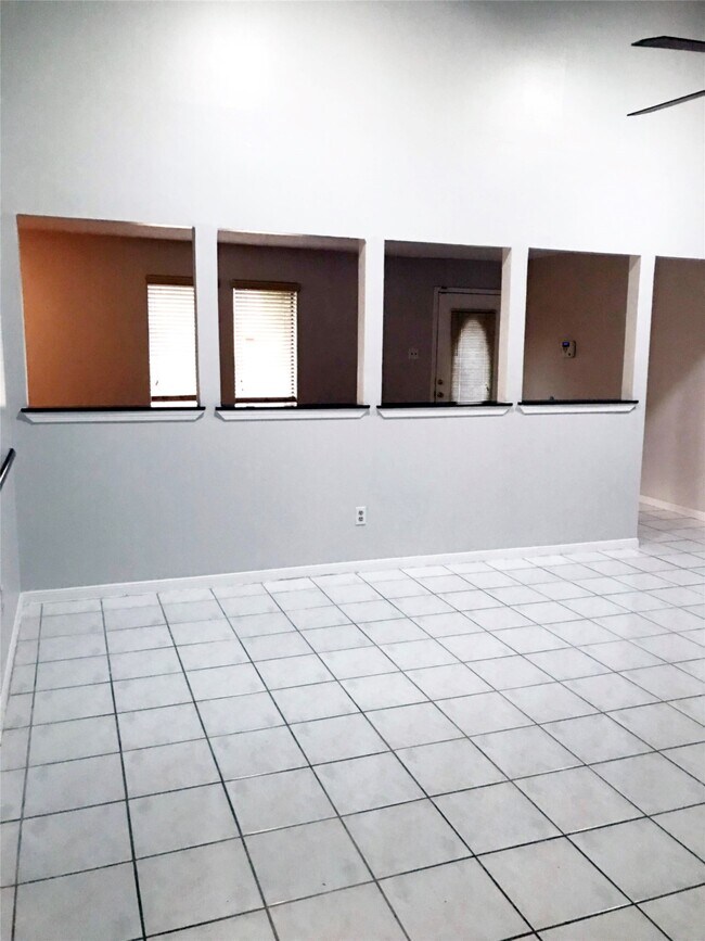 Building Photo - 10118 Sageglow Dr