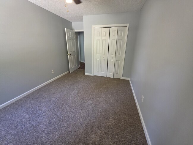 Building Photo - 105 Bloomingfield Dr