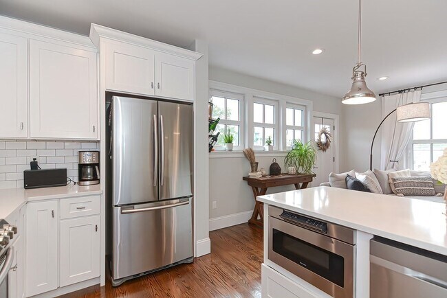 Building Photo - 52R River St