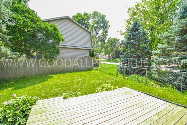 Building Photo - 2 Bedroom + Flex Rm/2 Bath Duplex with Garage